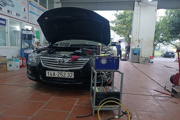 ve-sinh-kim-phun-buong-dot-toyota-camry