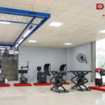 Cầu nâng 2 trụ thủy lực có cổng 4 tấn (3 pha, màu xanh RAL 3166).